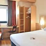 ホテル Ibis Quentin Basilique サン・クエンティン