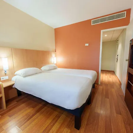 ホテル Ibis Quentin Basilique 3*