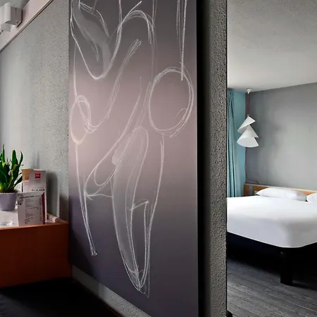 ホテル Ibis Quentin Basilique 3*