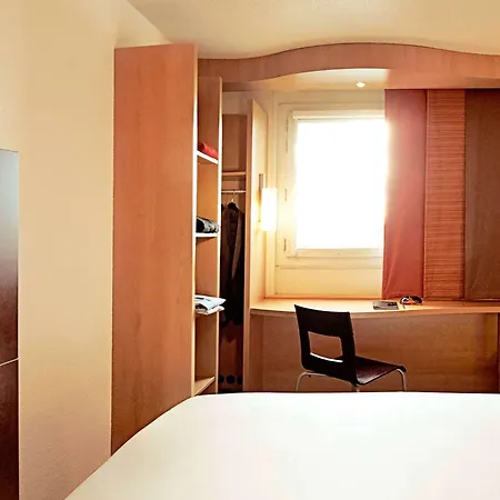 ホテル Ibis Quentin Basilique 3*