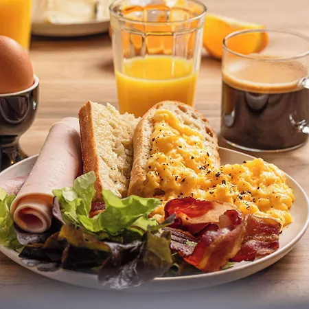 Ibis Quentin Basilique Hotel 3*