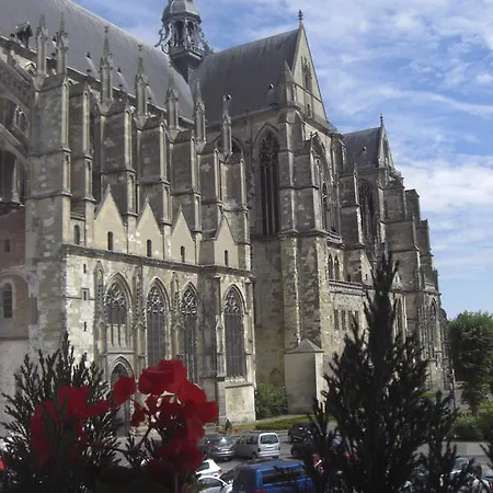 Ibis Quentin Basilique Hotel